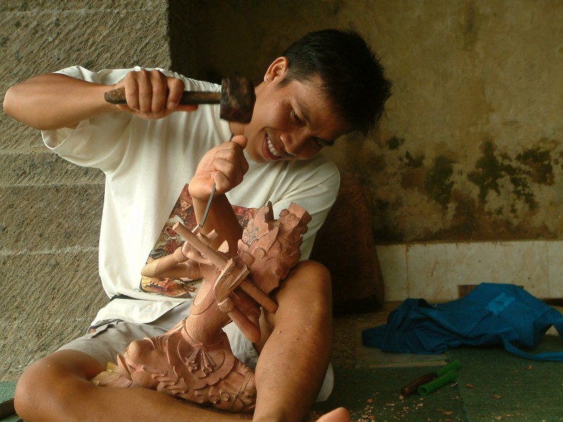 Holzschnitzer in Ubud