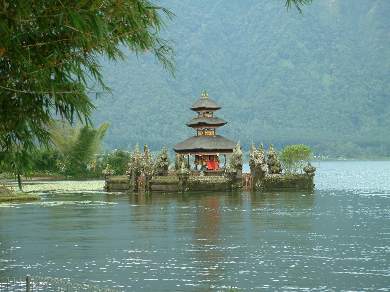 Tempel im See