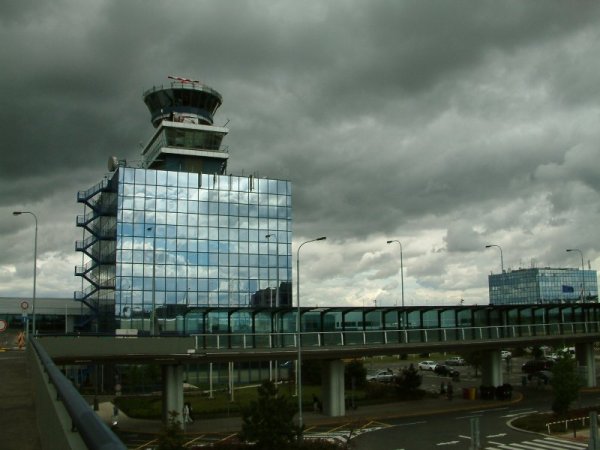 Tower des Prager Flughafens